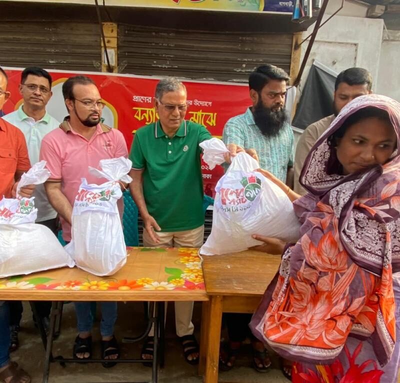 সিলেটে ২০০ পরিবারের মাঝে এম. মিরাজ হোসেনের ত্রাণ বিতরণ